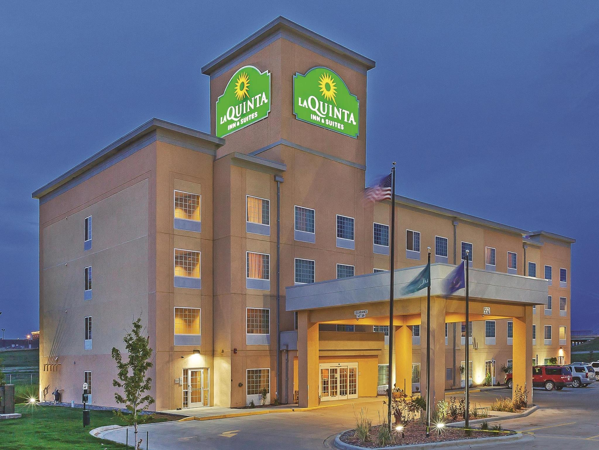 La Quinta By Wyndham Dickinson Hotel Exterior photo