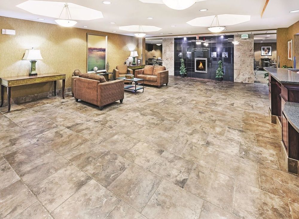 La Quinta By Wyndham Dickinson Hotel Interior photo