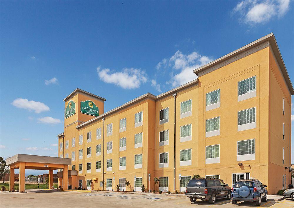 La Quinta By Wyndham Dickinson Hotel Exterior photo